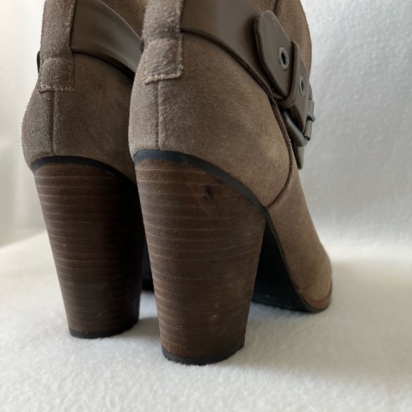 BCBG Size 6M Taupe Brown Leather/ Suede Booties - Picture 7 of 16